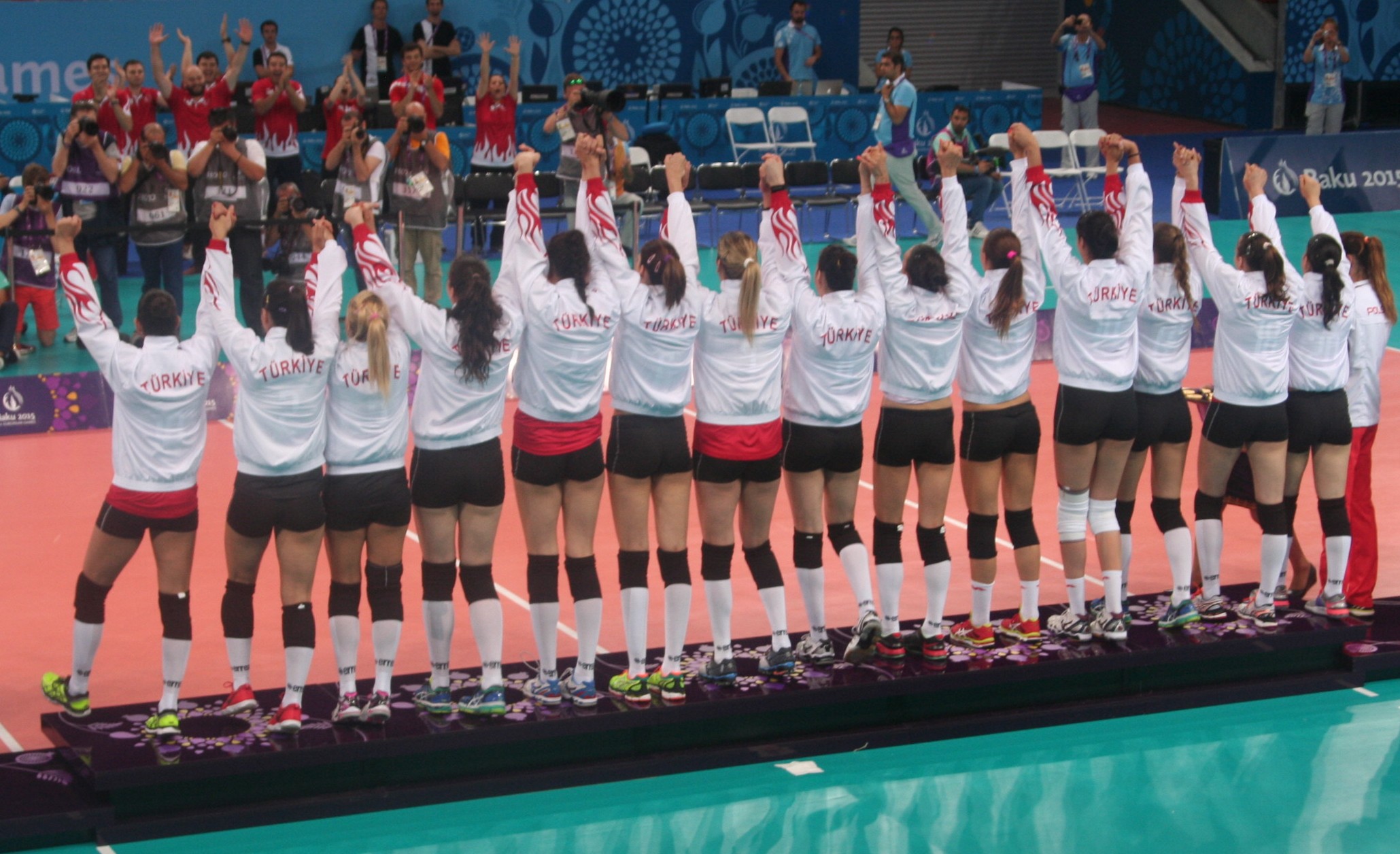 Türkiye kadın millî voleybol takımı 2015 Avrupa Oyunları birinciliğini kutluyor. Arşiv, 27 Haziran 2015.